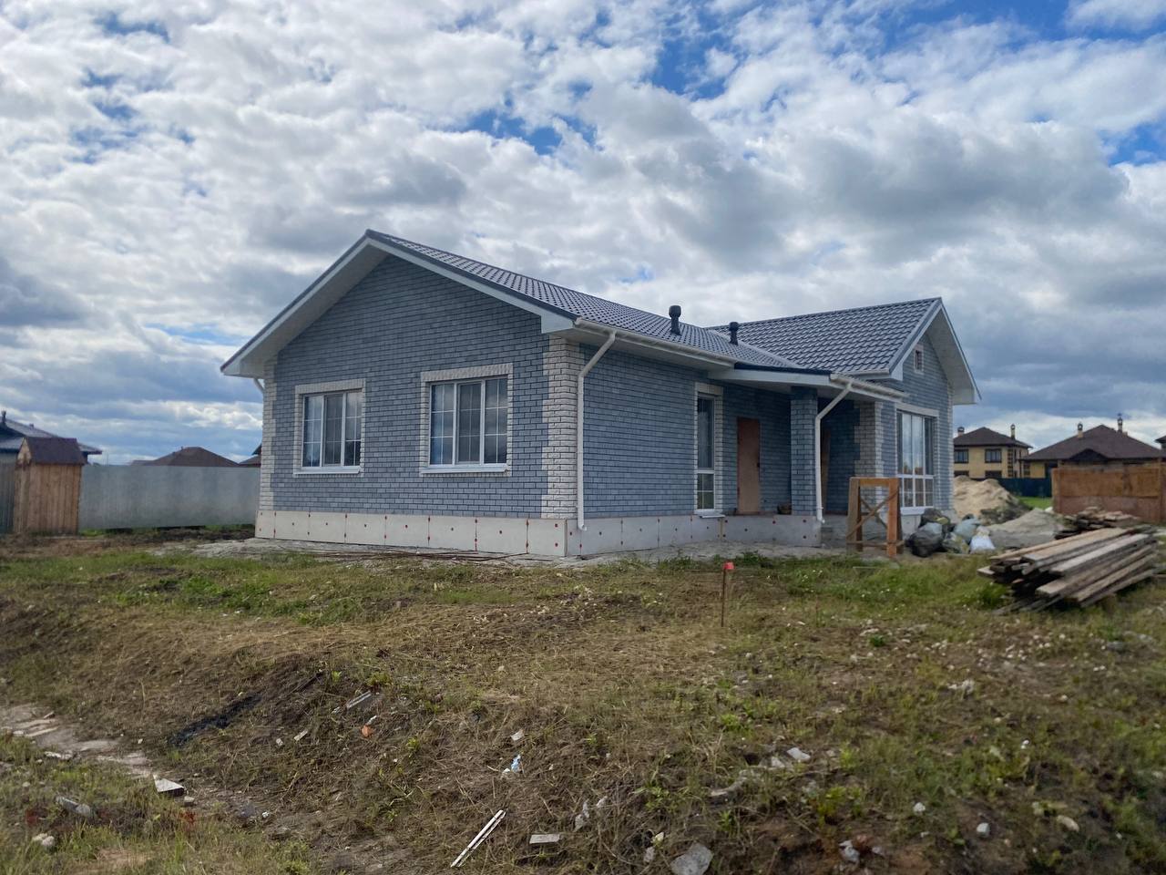 Дом с облицовкой из серого кирпича