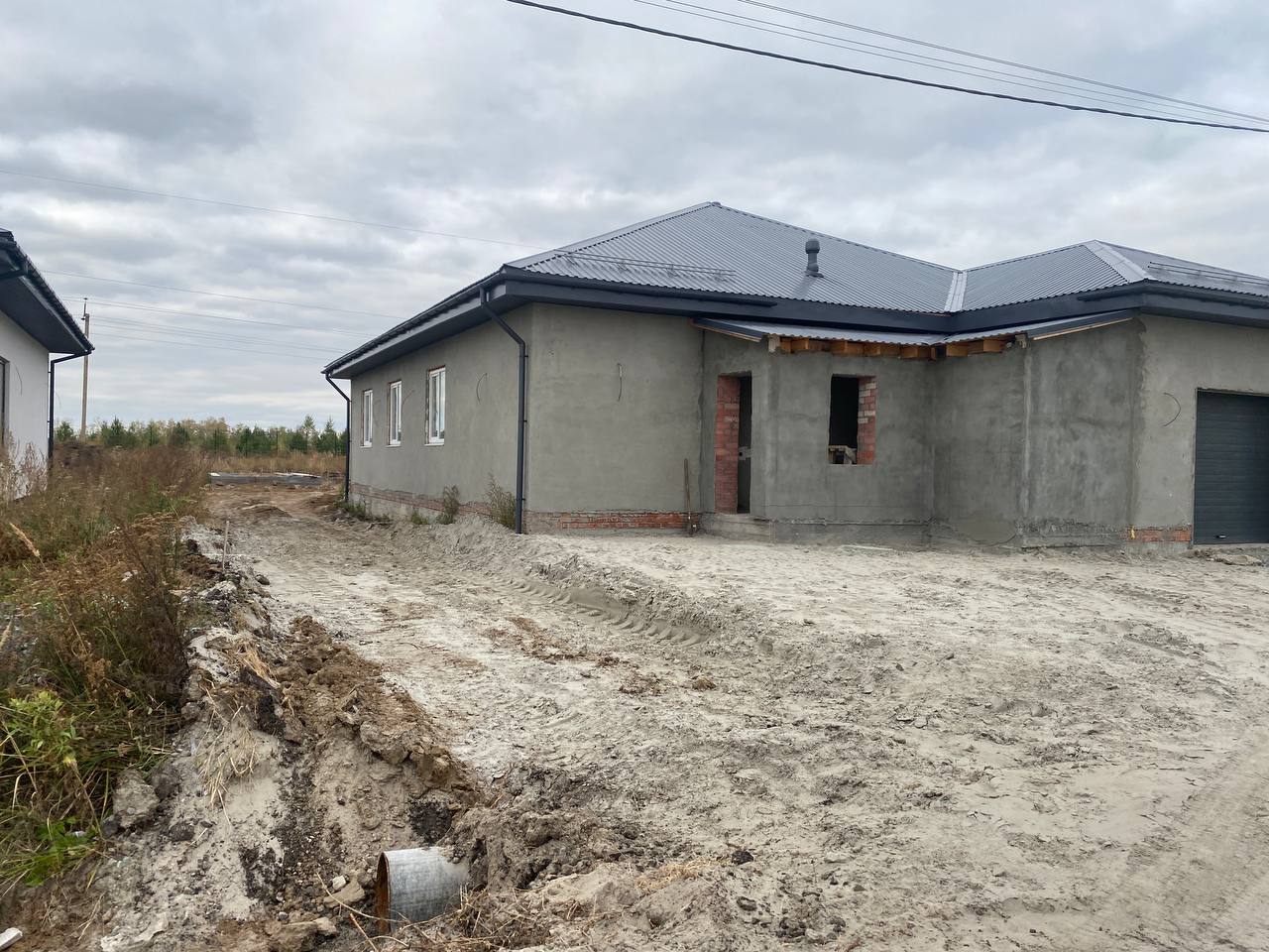 Кирпичный загородный дом с гаражом