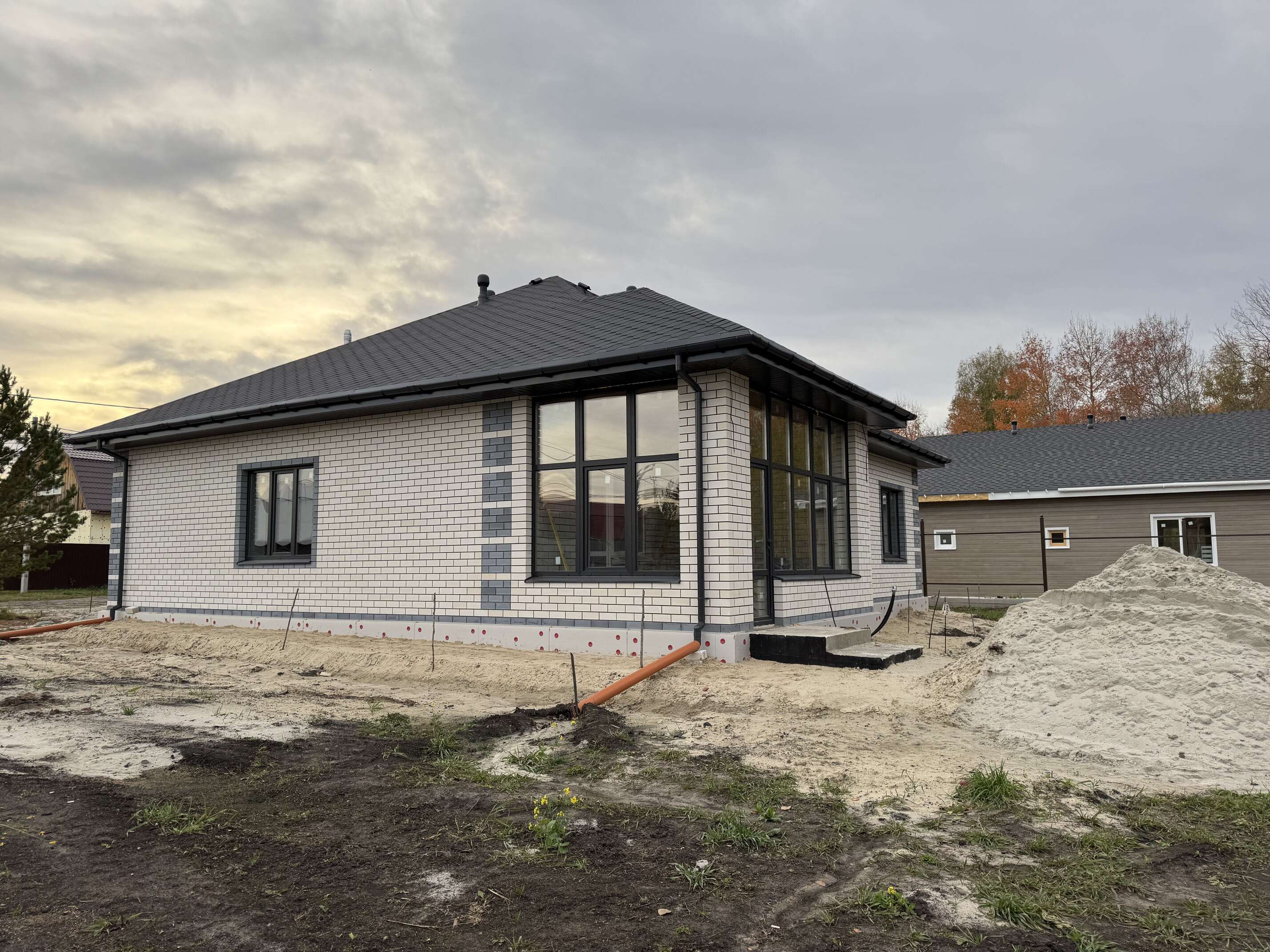 Дом из газоблока с кирпичный фасадом